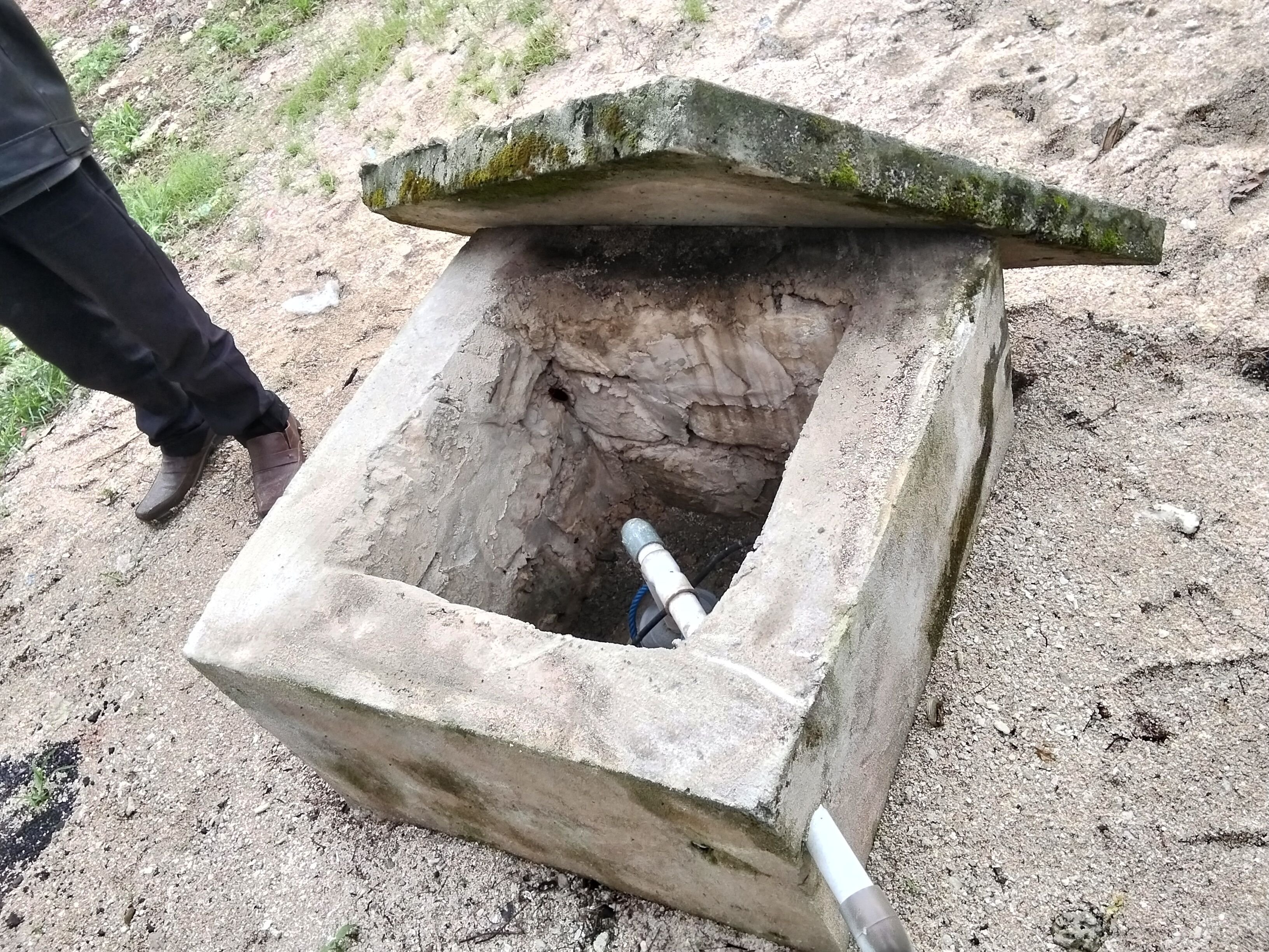 Dikira Batu Kubur Ternyata Sumur Bor Yang Mangkrak