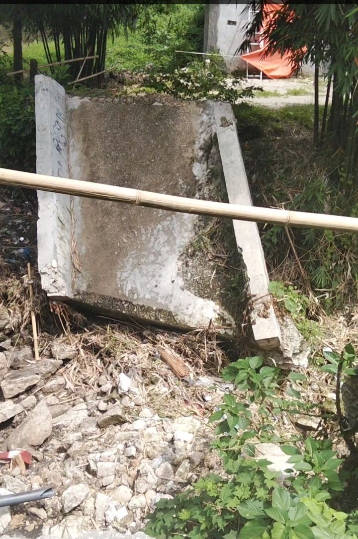 Diduga Tak Ada Tiang Cakar Ayam, Jembatan Keretana Ambruk Diterjang Banjir