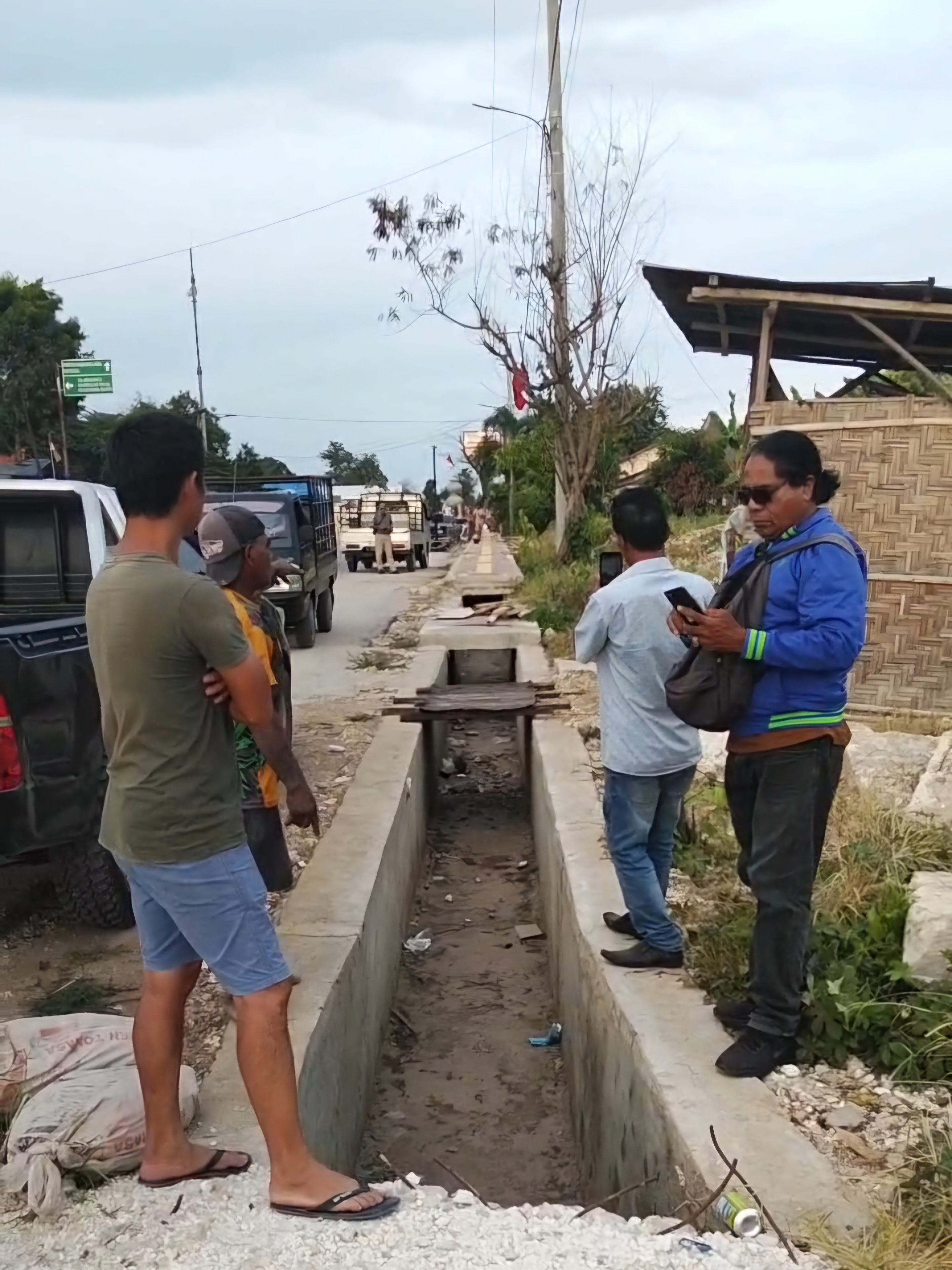 Halaman Dirusak Proyek Trotoar, Tokoh Warga Tambolaka Protes Keras: CV. AASTRAR Dalih Anggaran Tak Cukup