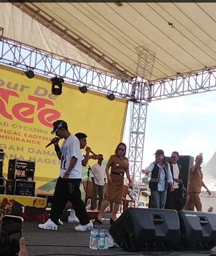 Moment ASN Ajak Bupati Berjoget di Acara Resmi, Menuai Kritik Soal Etika Protokoler