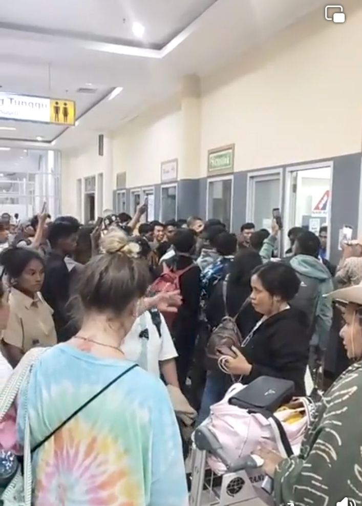 Penumpang NAM Air Telantar di Bandara Lede Kalumbang Tambolaka, Protes Tak Ada Kompensasi dan Kejelasan Jadwal