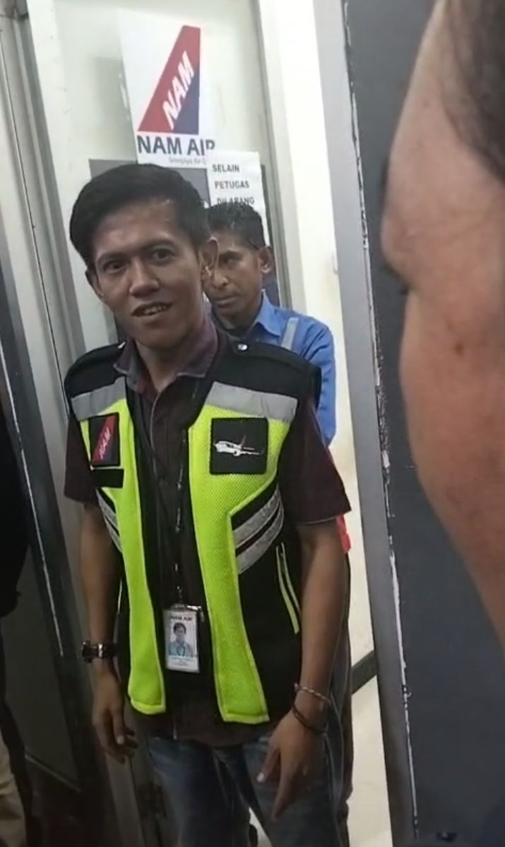 Ratusan Penumpang Terlantar di Bandara Lede Kalumbang Tambolaka