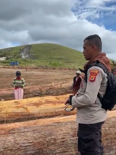 Patroli 'Mangente Kamtibmas', IPTU Bastian Tuhuteru Berbagi Kasih dengan Pencari Kayu di Buru Selatan