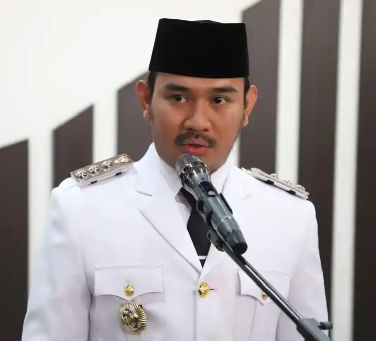 Komisi Pemberantasan Korupsi (KPK) Menetapkan Bupati Bekasi Ade Kuswara Kunang (ADK) Menjadi Tersangka Suap Izin Proyek.