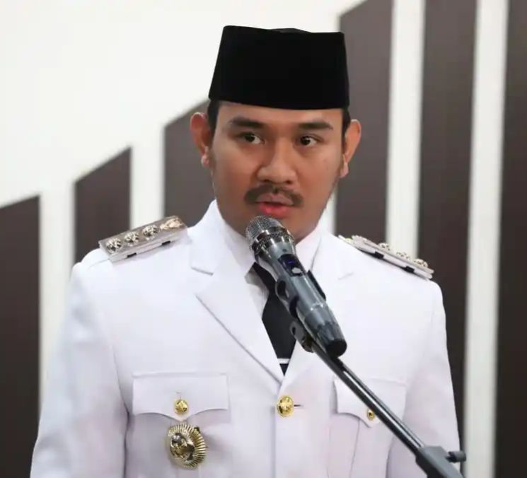 Komisi Pemberantasan Korupsi (KPK) Menetapkan Bupati Bekasi Ade Kuswara Kunang (ADK) Menjadi Tersangka Suap Izin Proyek.