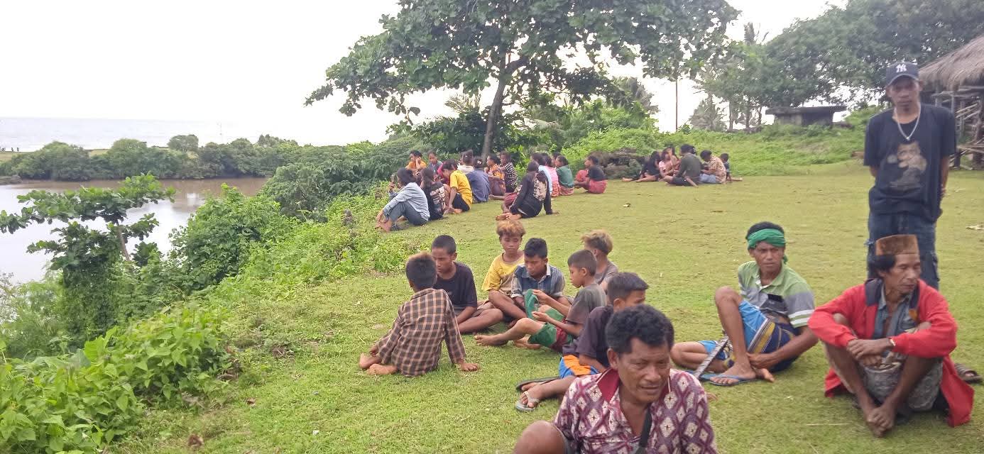 Seorang Anak Diterkam Buaya di Muara Pantai Rate Woya–Ratenggoro, Warga dan Keluarga Lakukan Pencarian