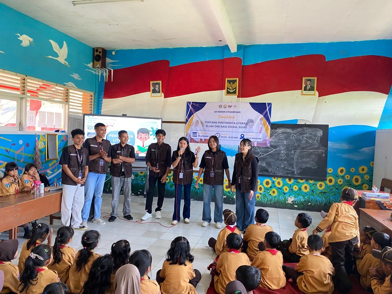 Mahasiswa PMT Kelompok 20 Unitri Malang Sosialisasikan Literasi Sejak Dini di SDN Pagersari