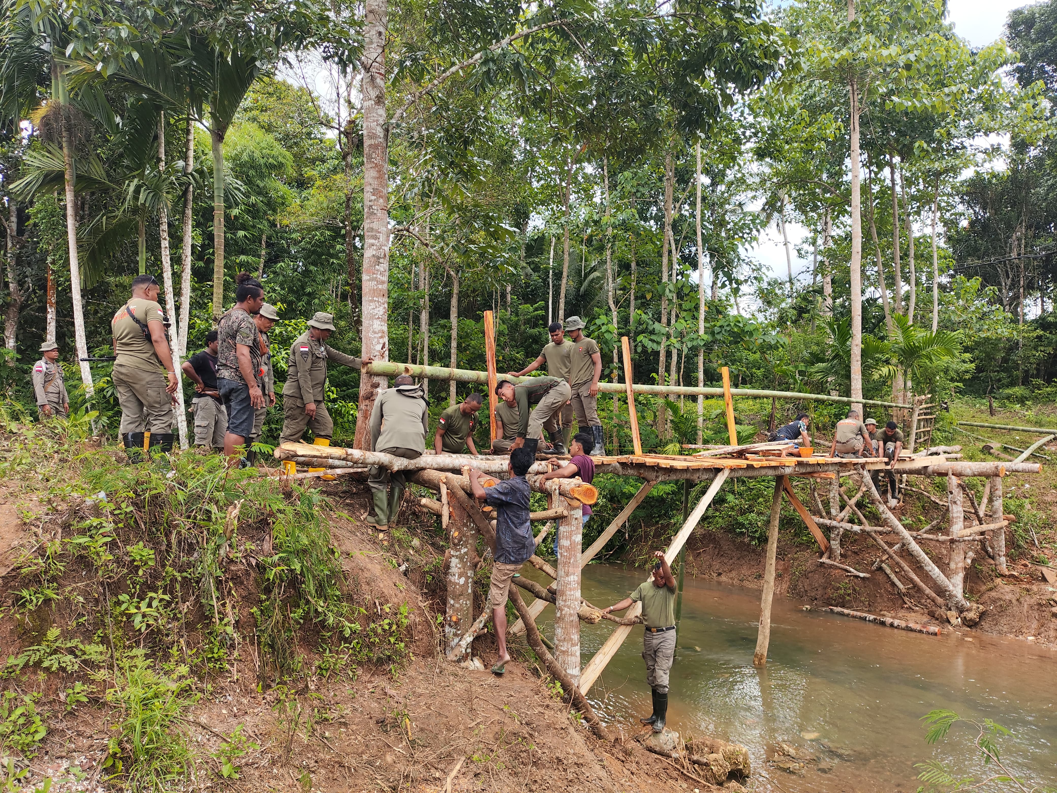 Brimob Pelopor C Bersama Masyarakat Bangun Jembatan Darurat di Wewewa Timur - Sumba Barat Daya, NTT
