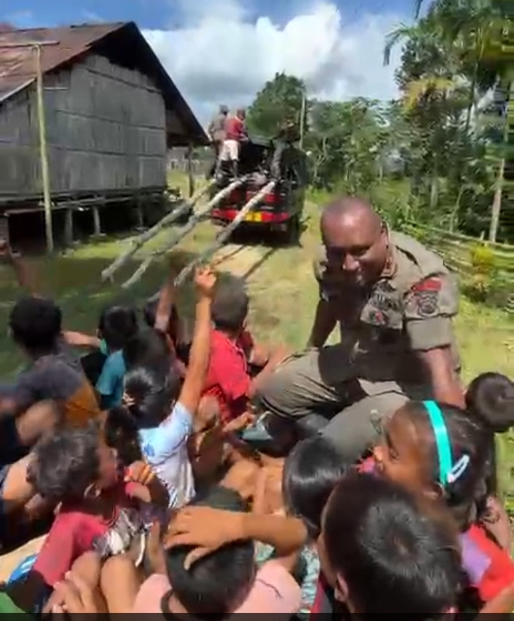 Di Atas Truk Brimob, Harapan Itu Tumbuh: Anak-Anak SD Dimu Dede Menyambut Masa Depan Bersama Sang Danyon - Sumba Barat Daya NTT
