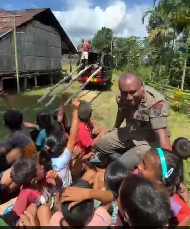 Di Atas Truk Brimob, Harapan Itu Tumbuh: Anak-Anak SD Dimu Dede Menyambut Masa Depan Bersama Sang Danyon - Sumba Barat Daya NTT