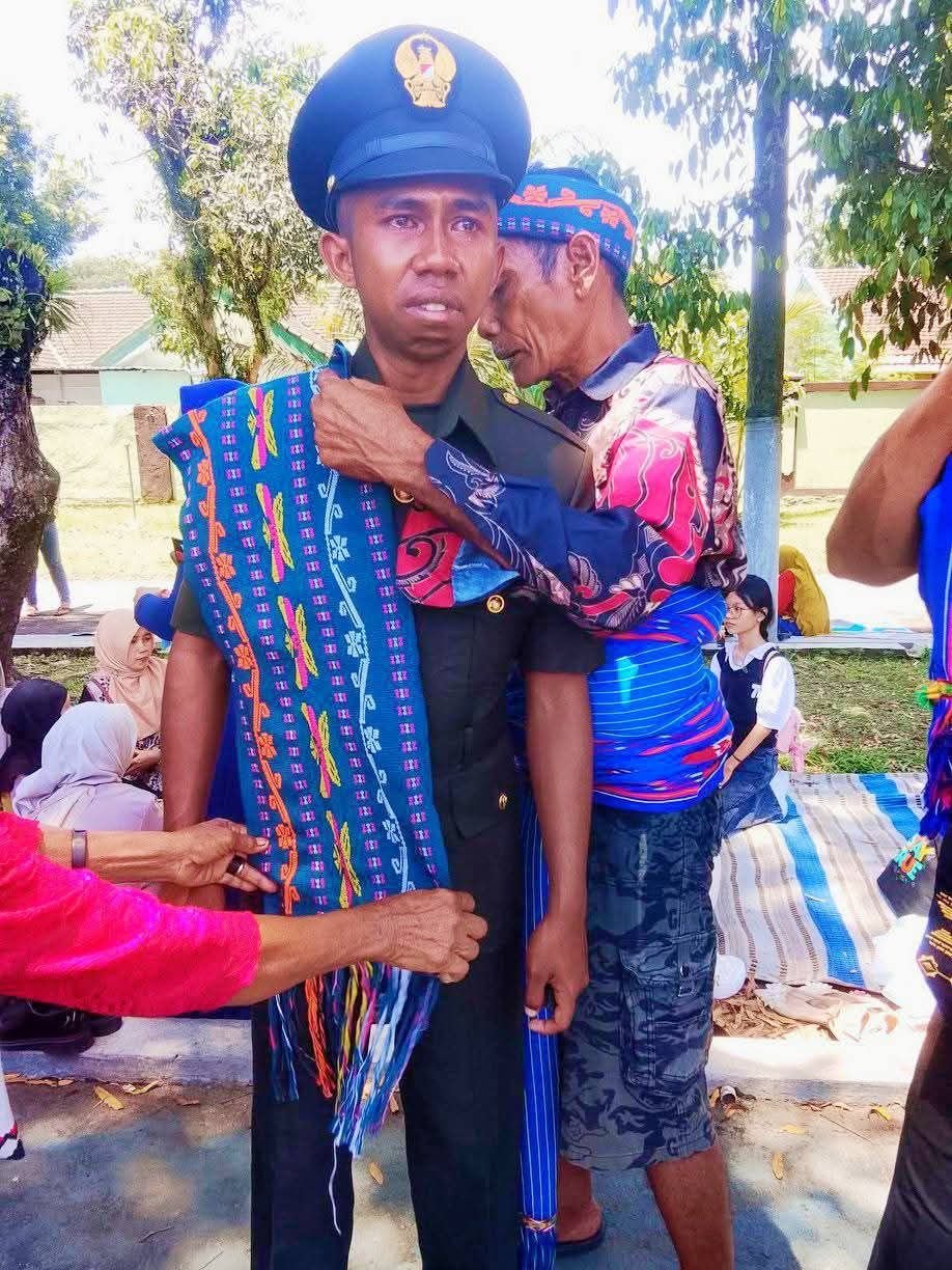 Haru yang Tak Terucap di Hari Pelantikan: Ketika Pahikung Menjadi Pelukan Keluarga