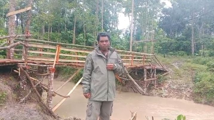 Diterjang Banjir, Jembatan Darurat Tetap Kokoh: Bukti Nyata Kerja Brimob PELOPOR C di Pada Eweta