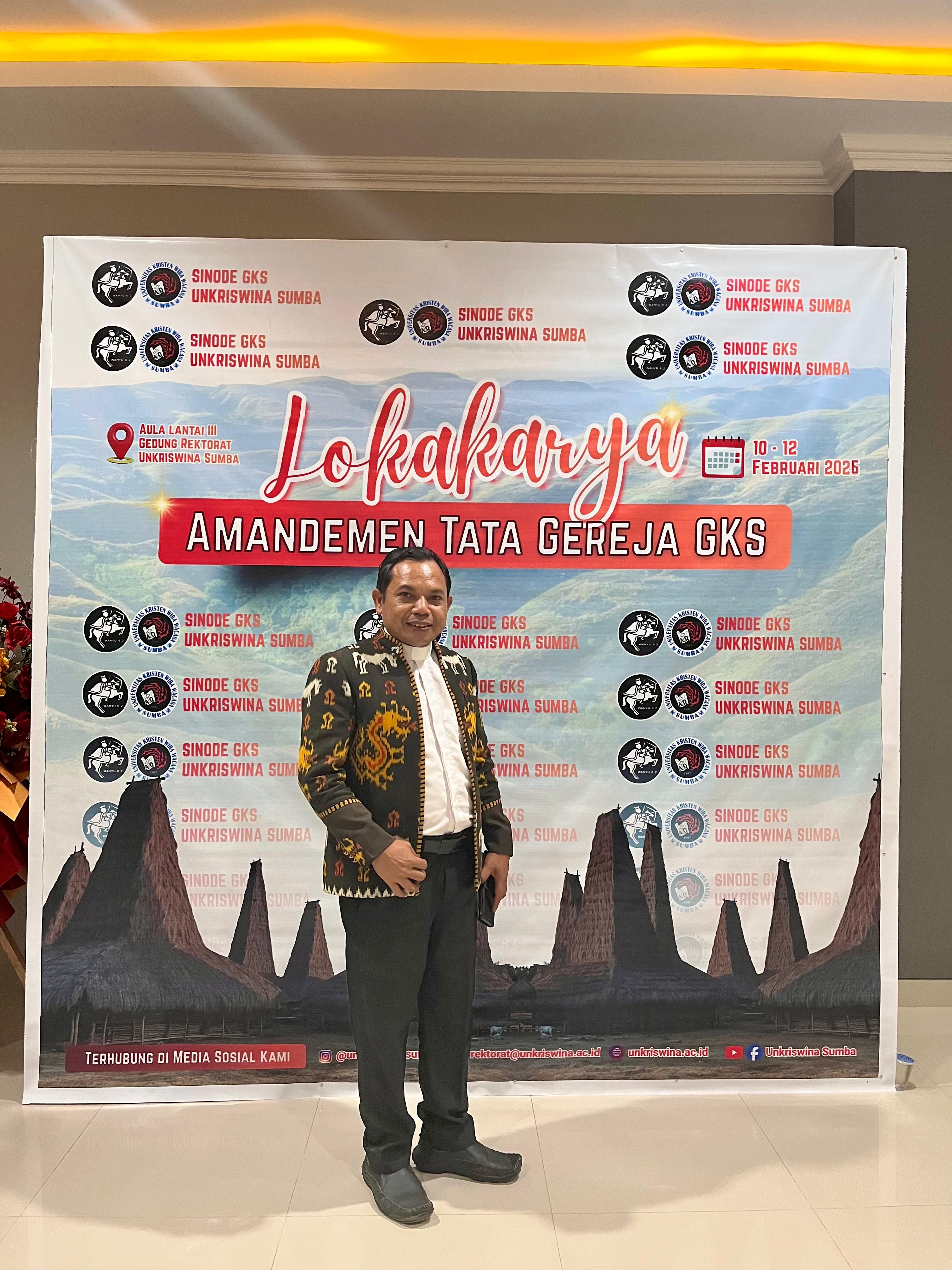 Sekum GKS Pdt. Jack Bili Pimpin ibadah pembukaan Lokakarya amandemen tata Gereja GKS Waingapu
