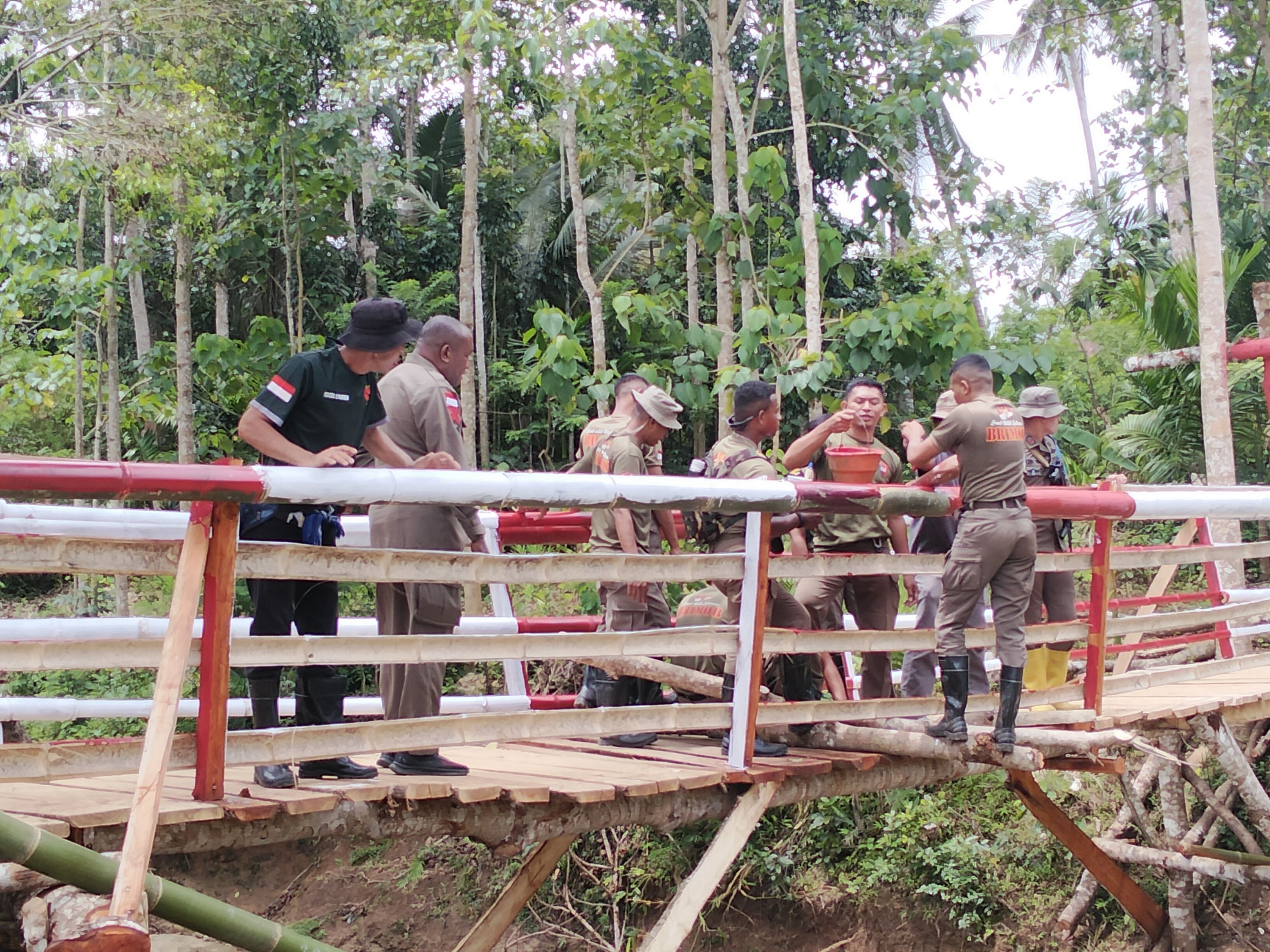 Semangat Gotong Royong di Jembatan Darurat Dimu Dede, Akan Diresmikan sebagai “Jembatan Merah Putih”