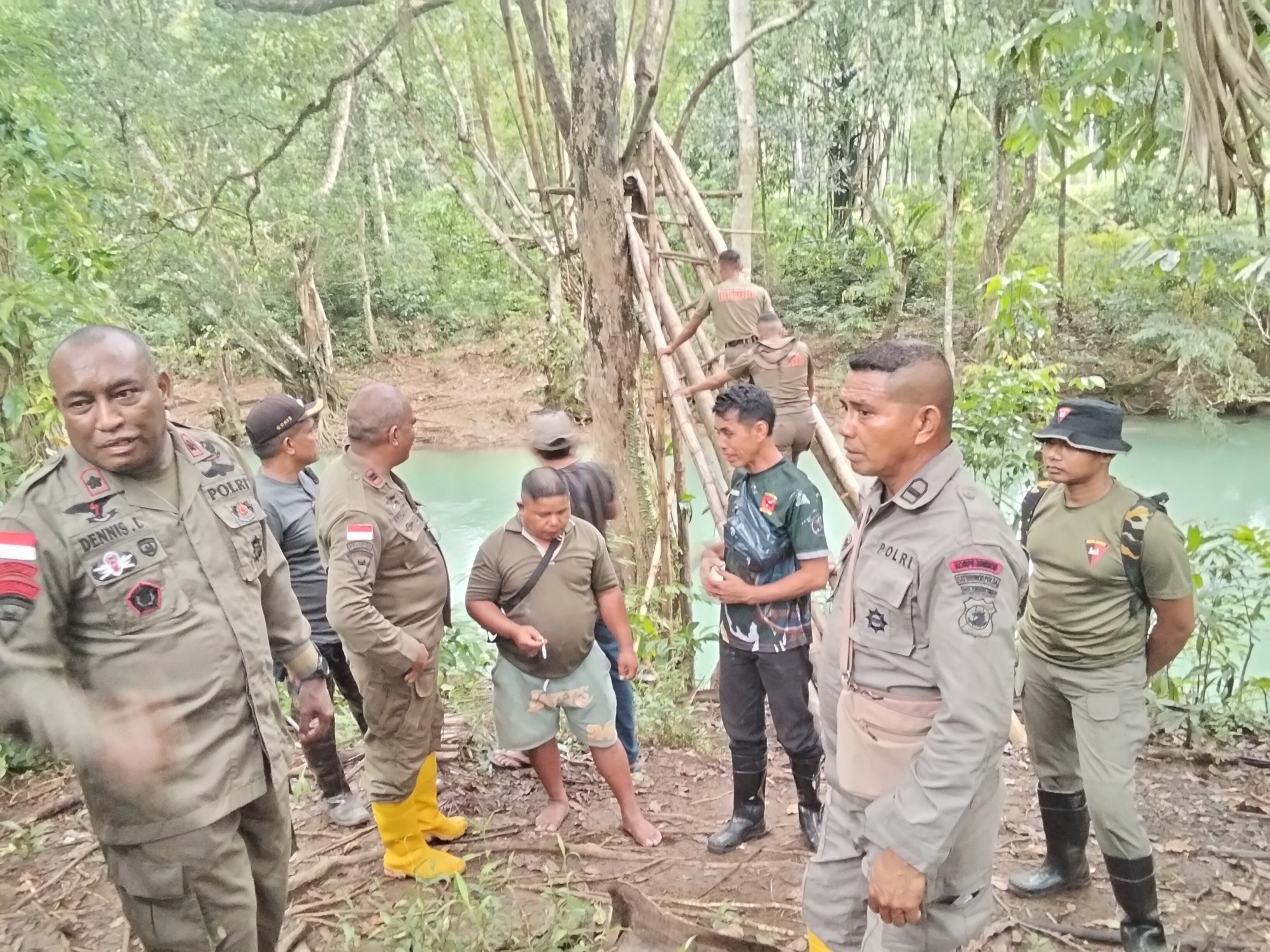 Brimob Pelopor C Survei Jembatan Bambu Darurat, Danyon Putuskan Segera Perbaikan