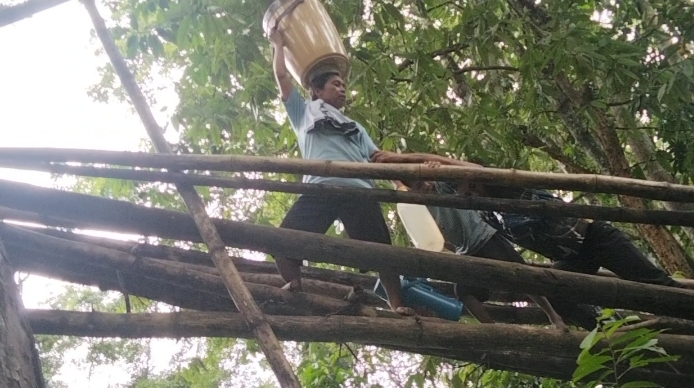 NYARIS KORBAN DI JEMBATAN BAMBU RAPUH, BRIMOB TURUN TANGAN: PEMBANGUNAN DIMULAI 21 FEBRUARI 2026