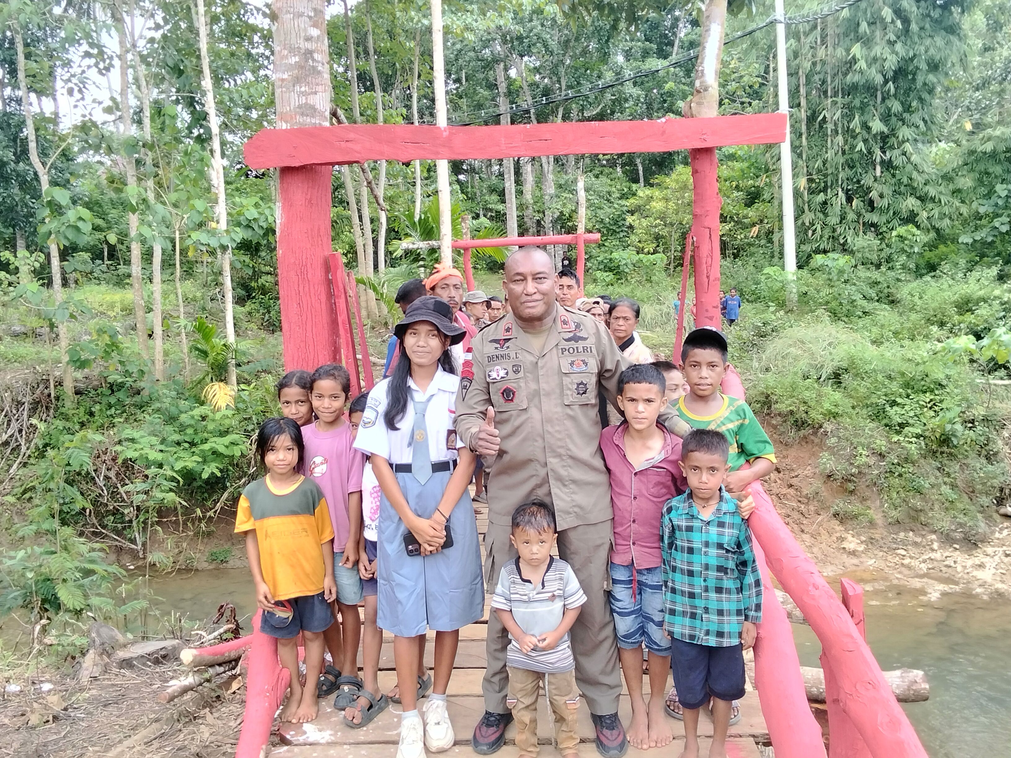 “Puisi di Atas Jembatan Merah Putih: Tangis Haru Siswa Menggema Usai Brimob Tuntaskan Pengecatan di Dimu Dede”