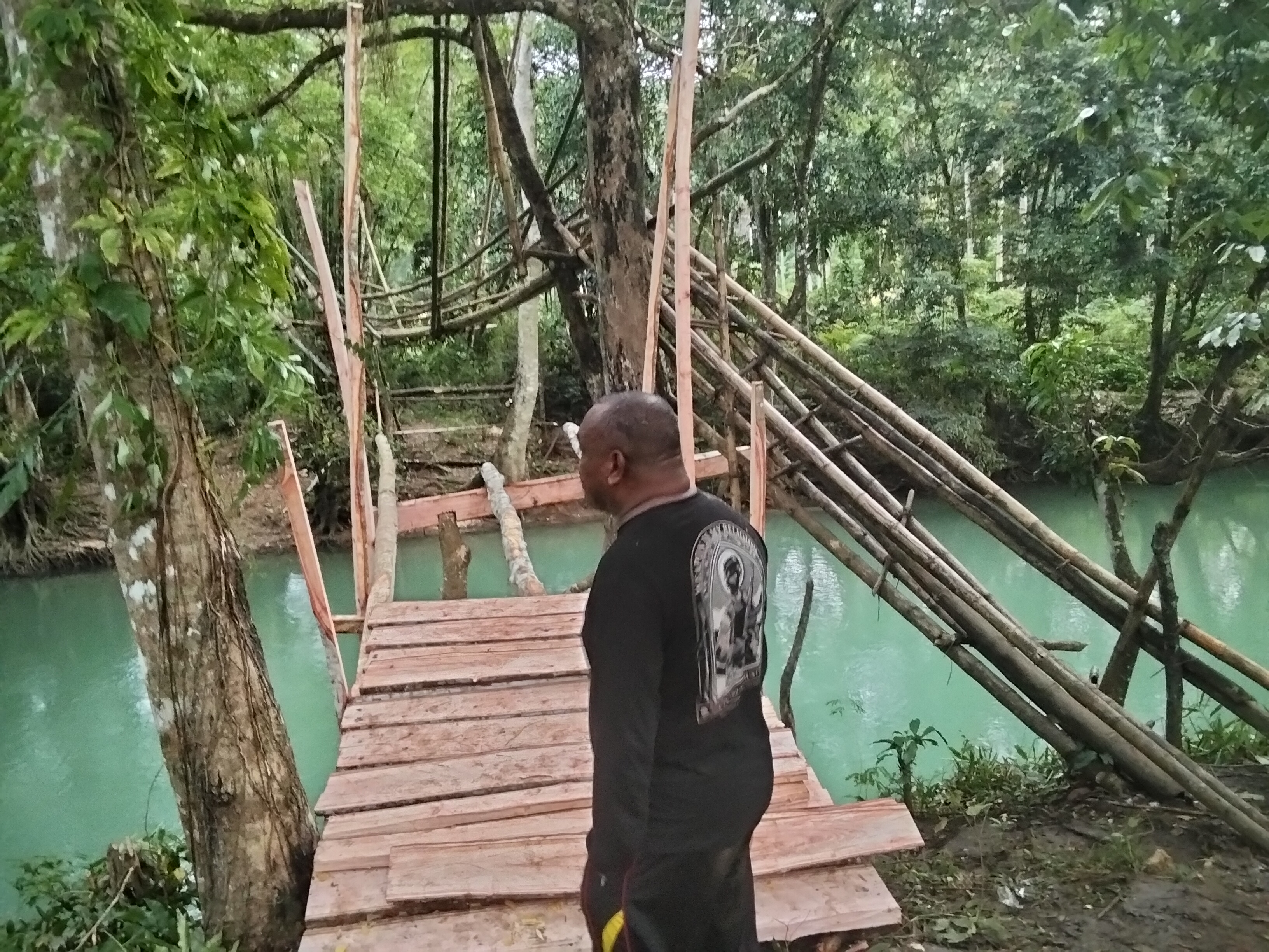 PROGRES JEMBATAN KEDUA DI DESA DIKIRA: SINERGI BRIMOB DAN MASYARAKAT TERUS BERLANJUT