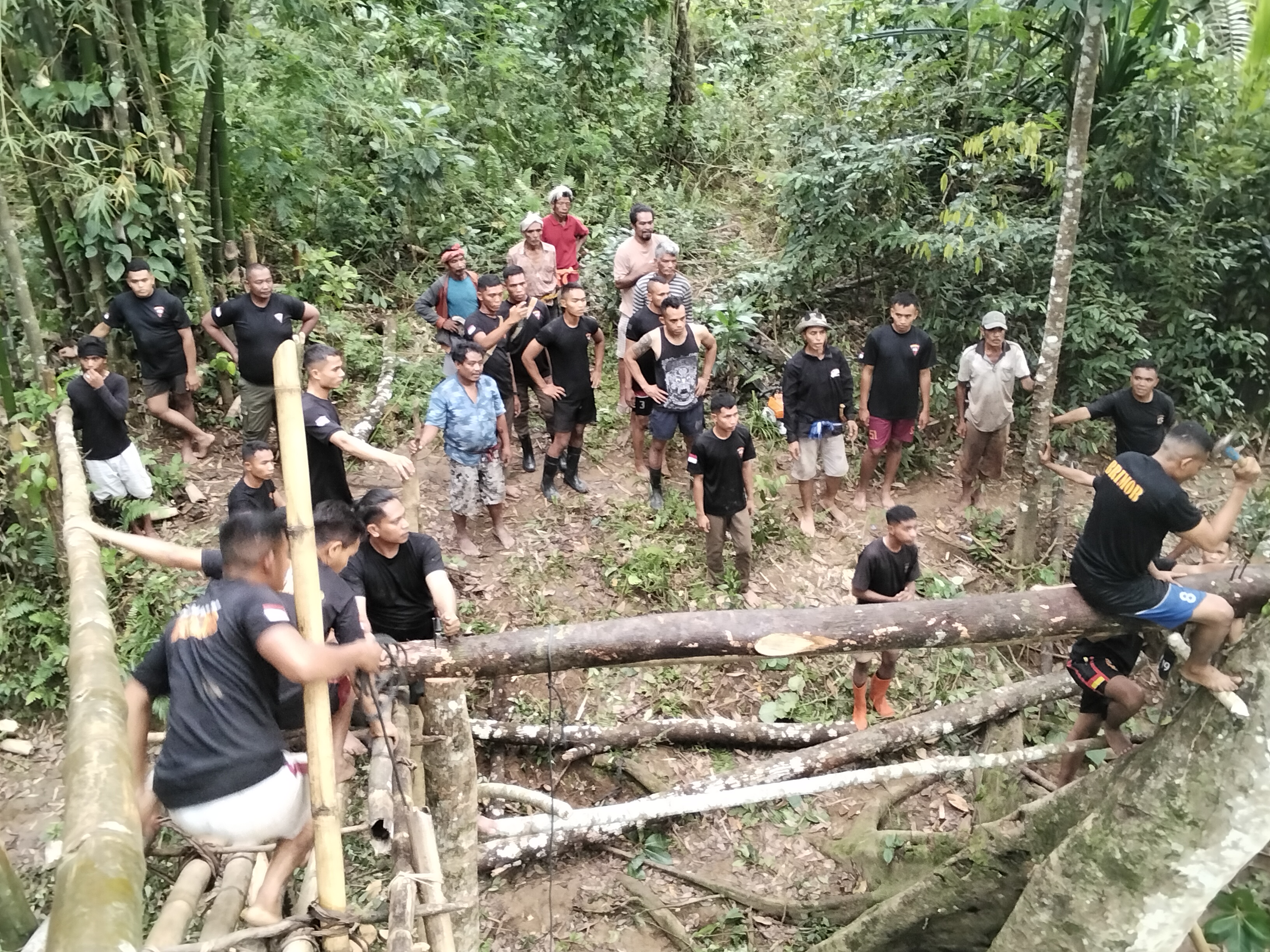 Brimob Pelopor C Bangun Asa di Desa Dikira: Dipantau Kapolda dan Dansat Brimob NTT, POLRI Hadir Melayani