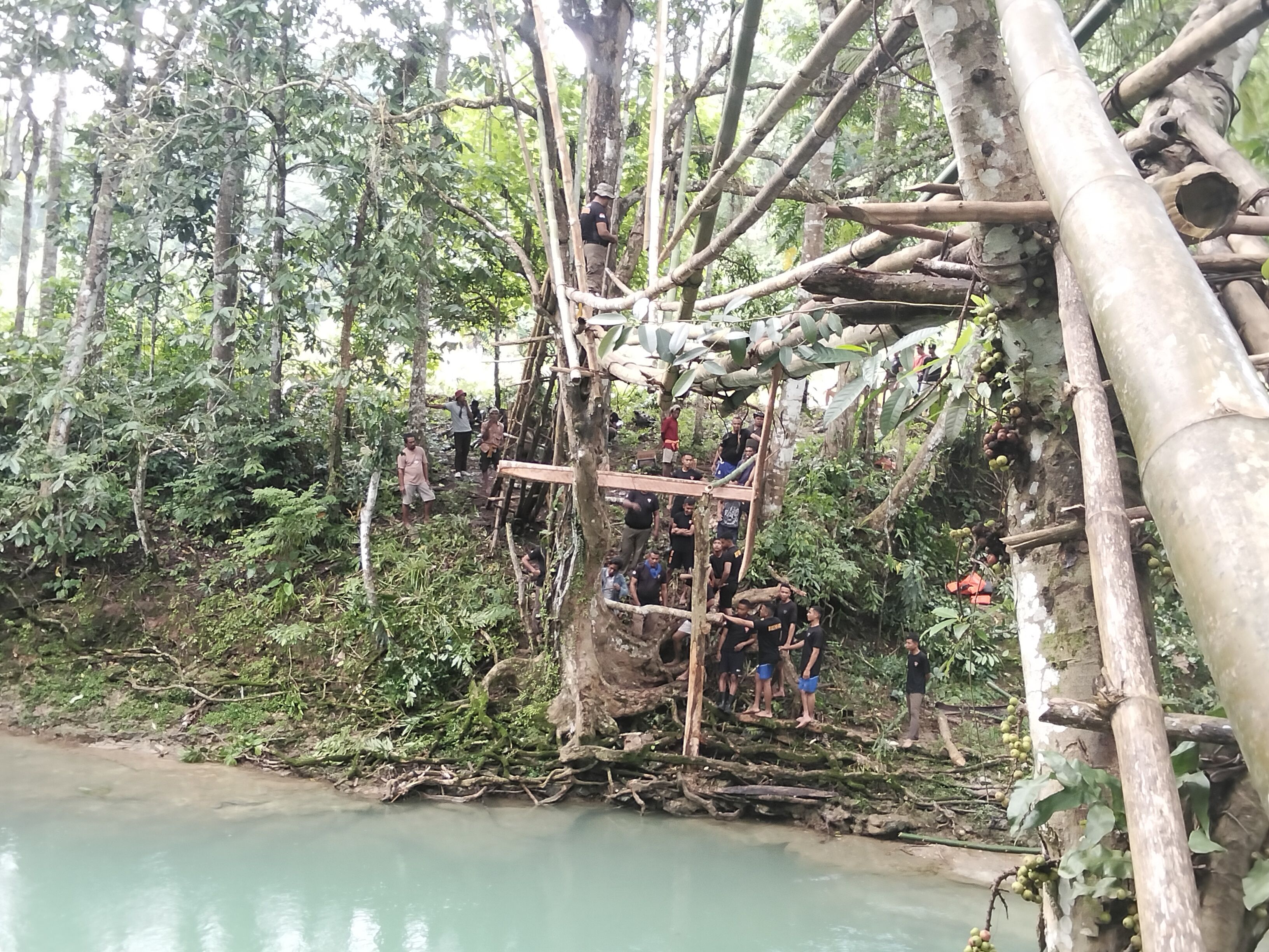 Di Atas Lumpur dan Arus Deras, Brimob Menanam Nurani di Desa Dikira