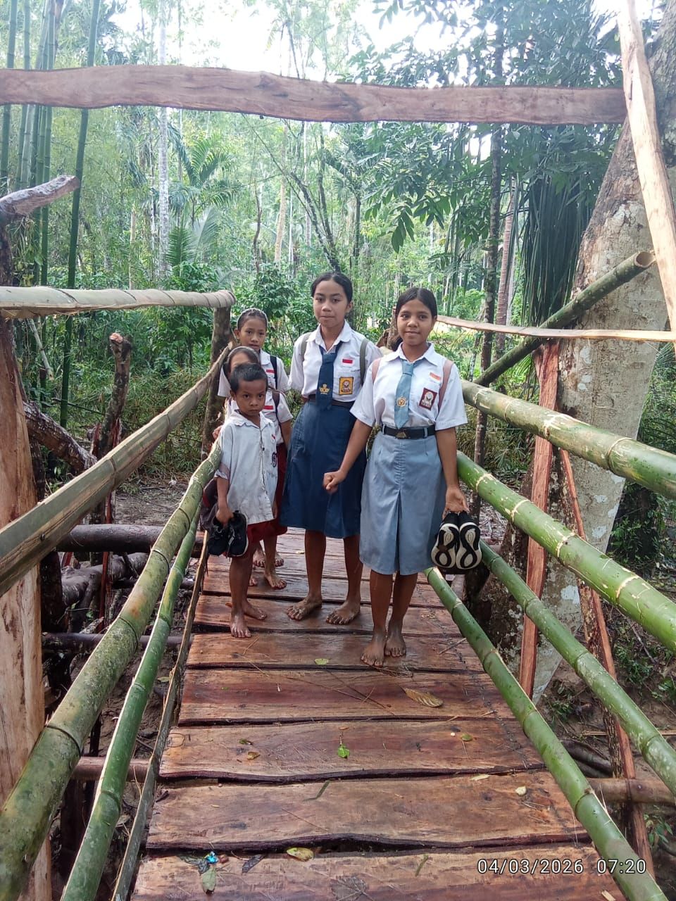 BRIMOB DAN MASYARAKAT BANGUN “JEMBATAN KEHIDUPAN” DI KABONNU, AKSES ANAK SEKOLAH KINI LEBIH AMAN