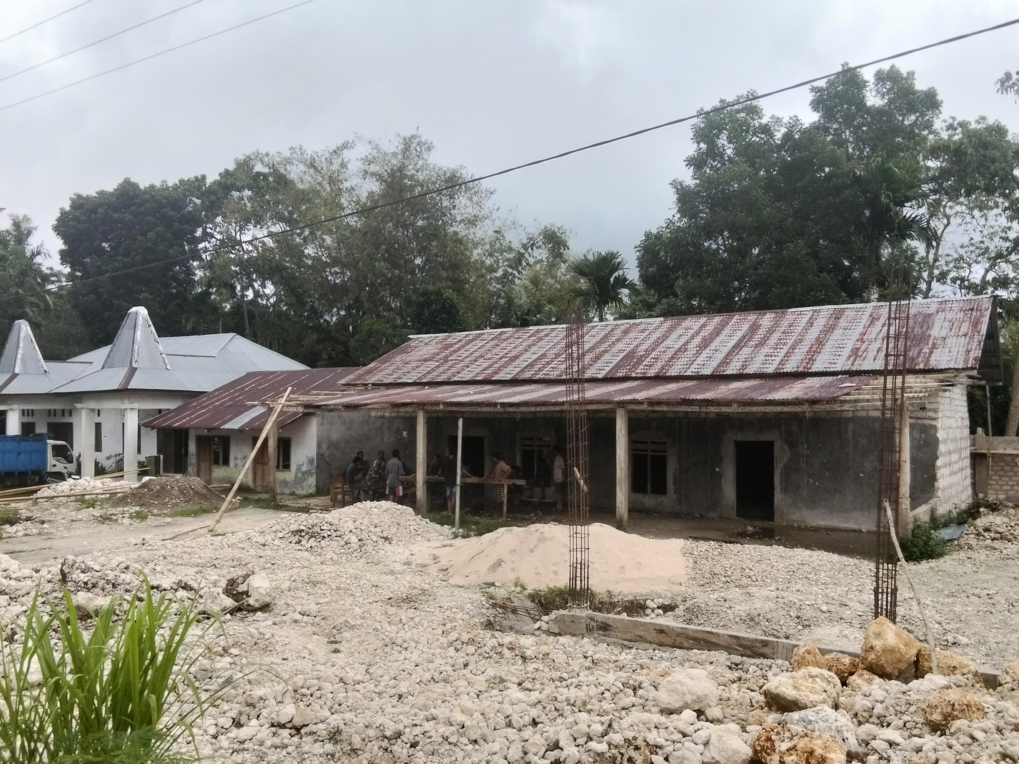 DI BALIK SURAT BUPATI, PEMBONGKARAN DIMULAI LALU DIHENTIKAN: MASYARAKAT PROTES “INI BUKAN SOAL KOPERASI, TAPI CARA!”