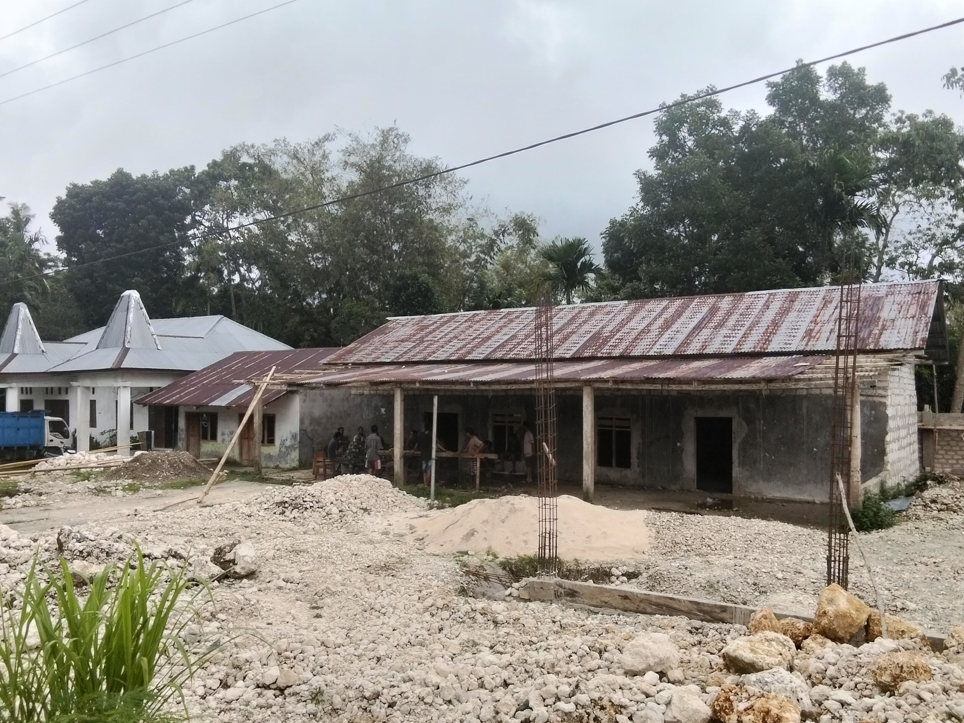 DI BALIK SURAT BUPATI, PEMBONGKARAN DIMULAI LALU DIHENTIKAN: MASYARAKAT PROTES “INI BUKAN SOAL KOPERASI, TAPI CARA!”