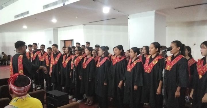 Harmoni Suara Emas Mahasiswa UNDANA Menggema di Pengukuhan Tiga Guru Besar