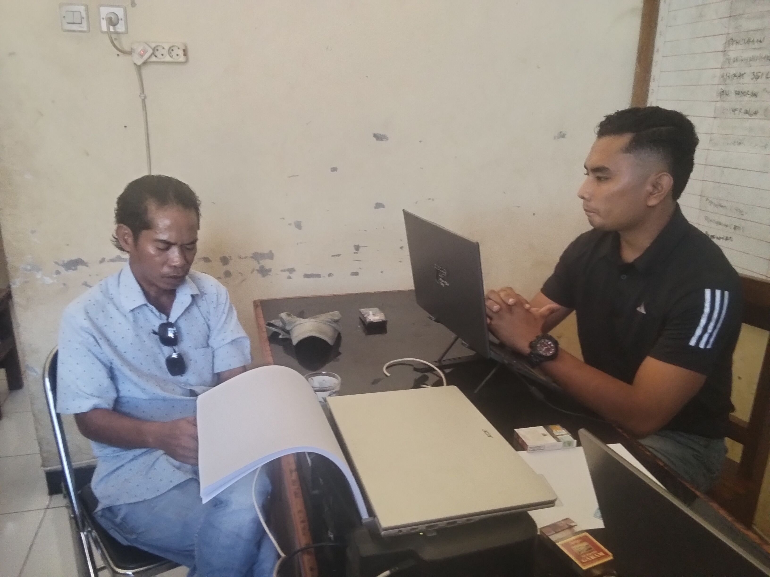 ADA APA DI BALIK RSUD REDABOLO?”

USAI MENKES PERGI, WARTAWAN DIDUGA DIINTIMIDASI—HP HAMPIR DIRAMPAS, KINI DIPROSES POLISI!