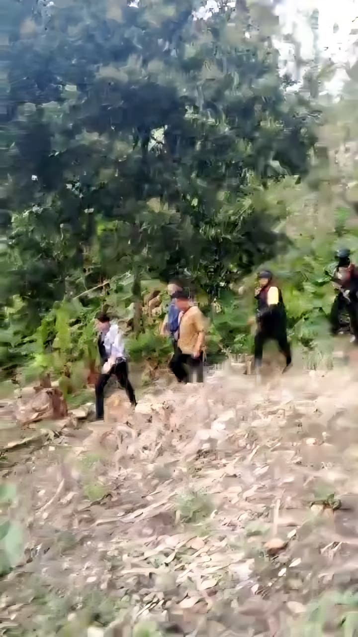 SISI LAIN KISRUH BATAS DESA: Aksi Berani Bupati Ratu Wulla Pimpin Barisan Terobos Medan Sulit