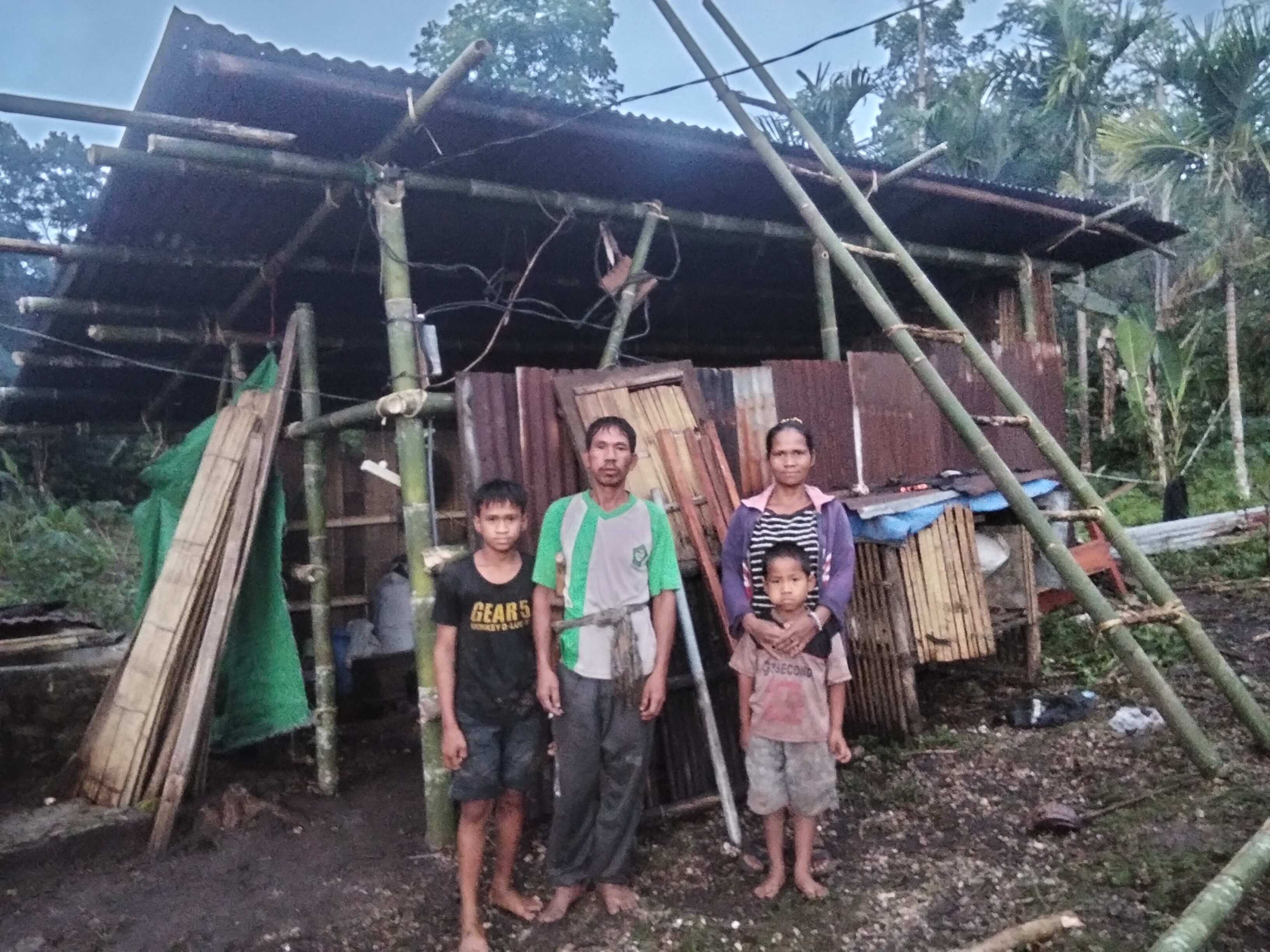 “Tangis Keluarga Alex Bili Tanggu di Lagalete: Rumah Diterjang Angin, Kini Tinggal di Gubuk Bocor Bersama Istri dan Anak-Anak”