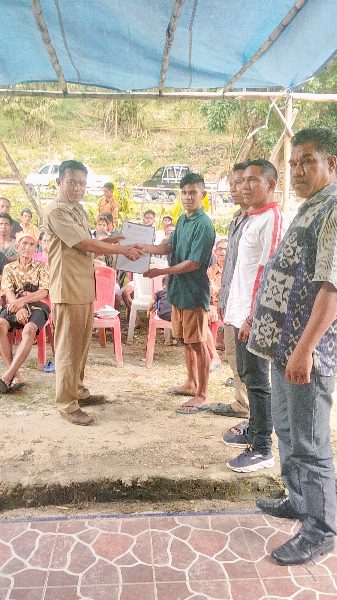 Kepala UPTD Kehutanan SBD Serahkan SK kepada Kelompok Perhutanan Sosial Kadawu Moripa