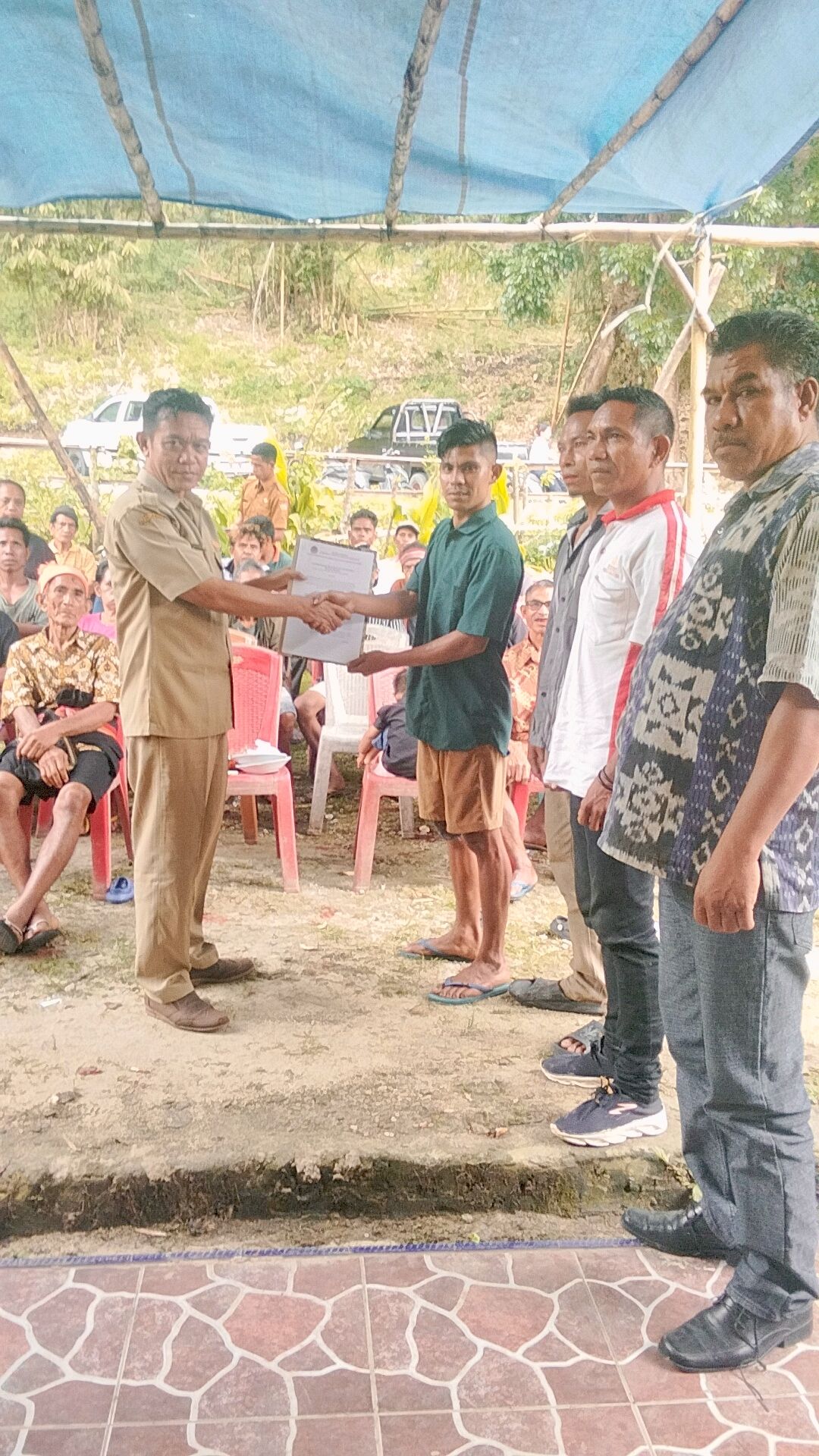 Kepala UPTD Kehutanan SBD Serahkan SK kepada Kelompok Perhutanan Sosial Kadawu Moripa