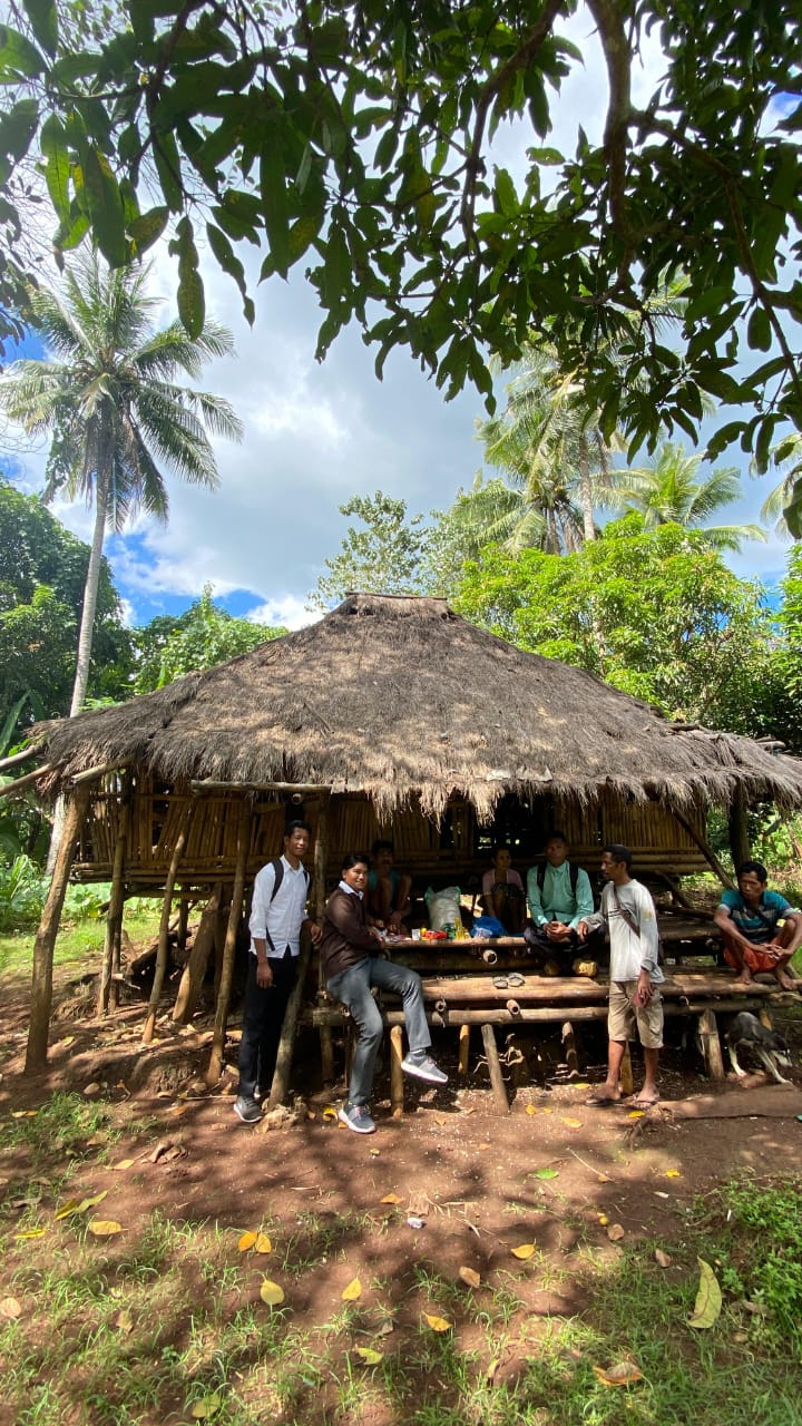 Warga Bantu Keluarga di Rumah Tak Layak Huni di Hameli Ate, Publik Soroti Kehadiran Pemda SBD