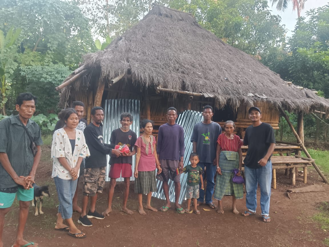 Pemuda Kodi Peduli Kemanusiaan Salurkan Donasi Awal untuk Kornelis Kanda Toro di Hameli Ate, Sumba Barat Daya