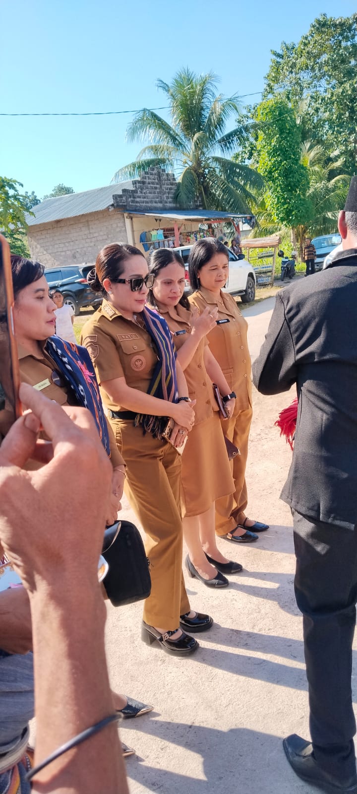 Kunjungan Bupati SBD di SMPN 1 Kodi Utara Dipertanyakan Publik, Kenapa Tak Sempat Tinjau Rumah Warga Hameli Ate yang Disebut Dekat Lokasi Kegiatan?