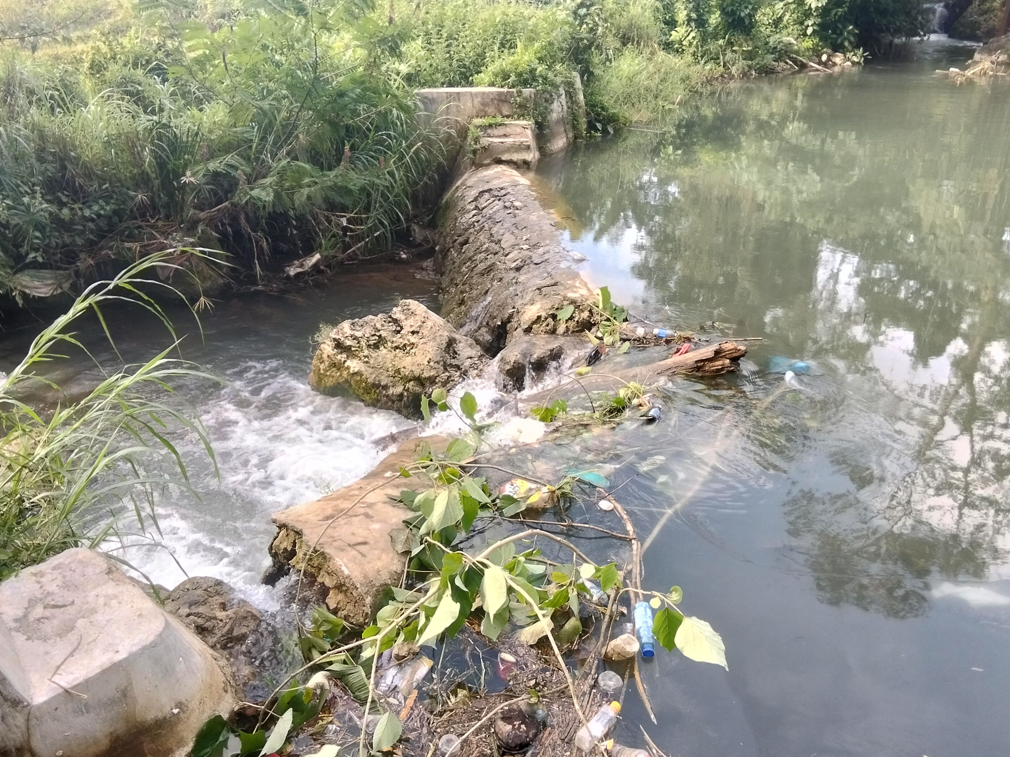 Bantalan Bendungan Rusak Diterjang Banjir, Warga Waimangura Berupaya Empang Air Secara Swadaya