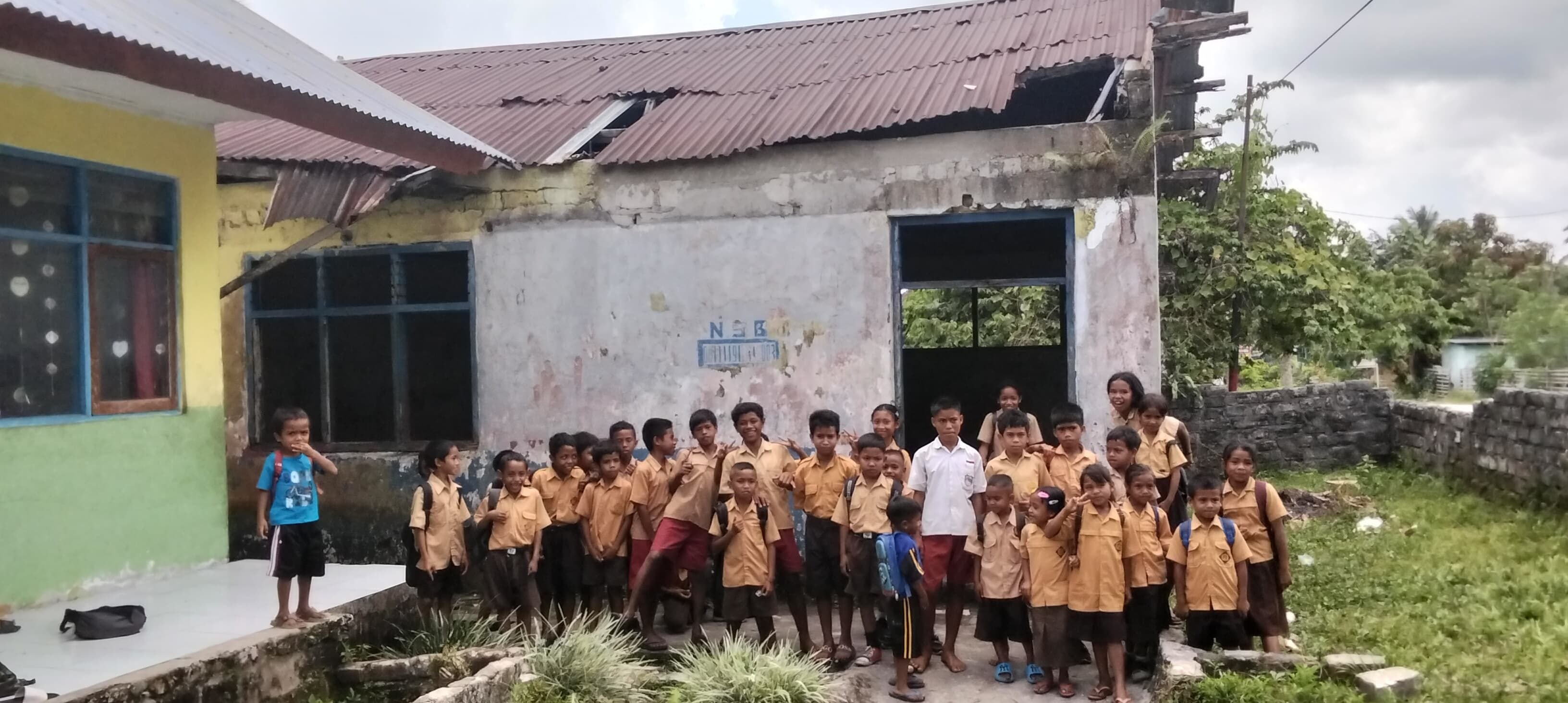 MIRIS! SDN Potto Katillu di Sumba Barat Daya Terancam Ambruk, Siswa Belajar di Bawah Atap Rusak