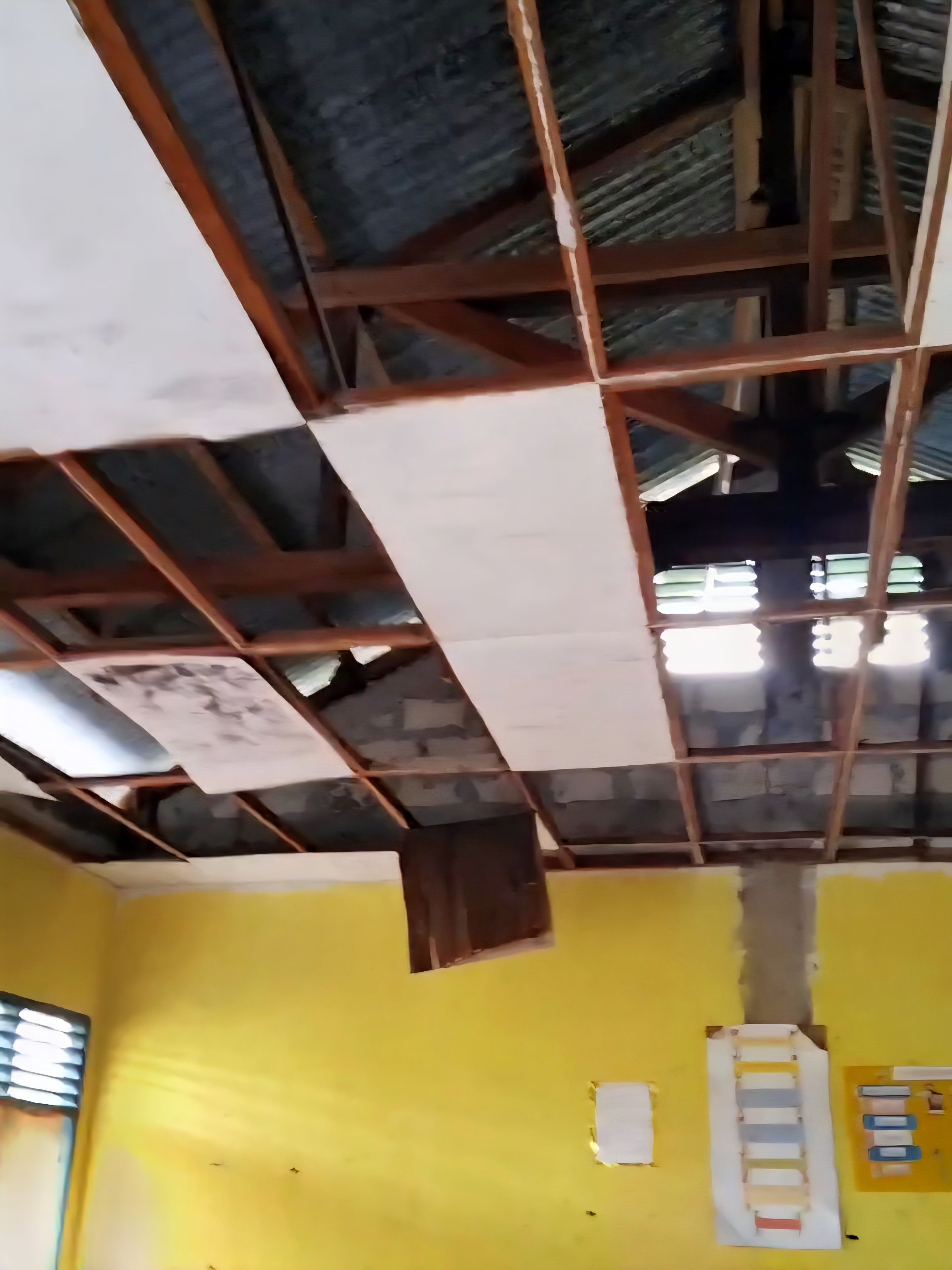 POTRET RUANG KELAS: Siswa SDN Potto Katillu Belajar di Bawah Plafon Rumbia yang Rusak dan Dinding Mengelupas