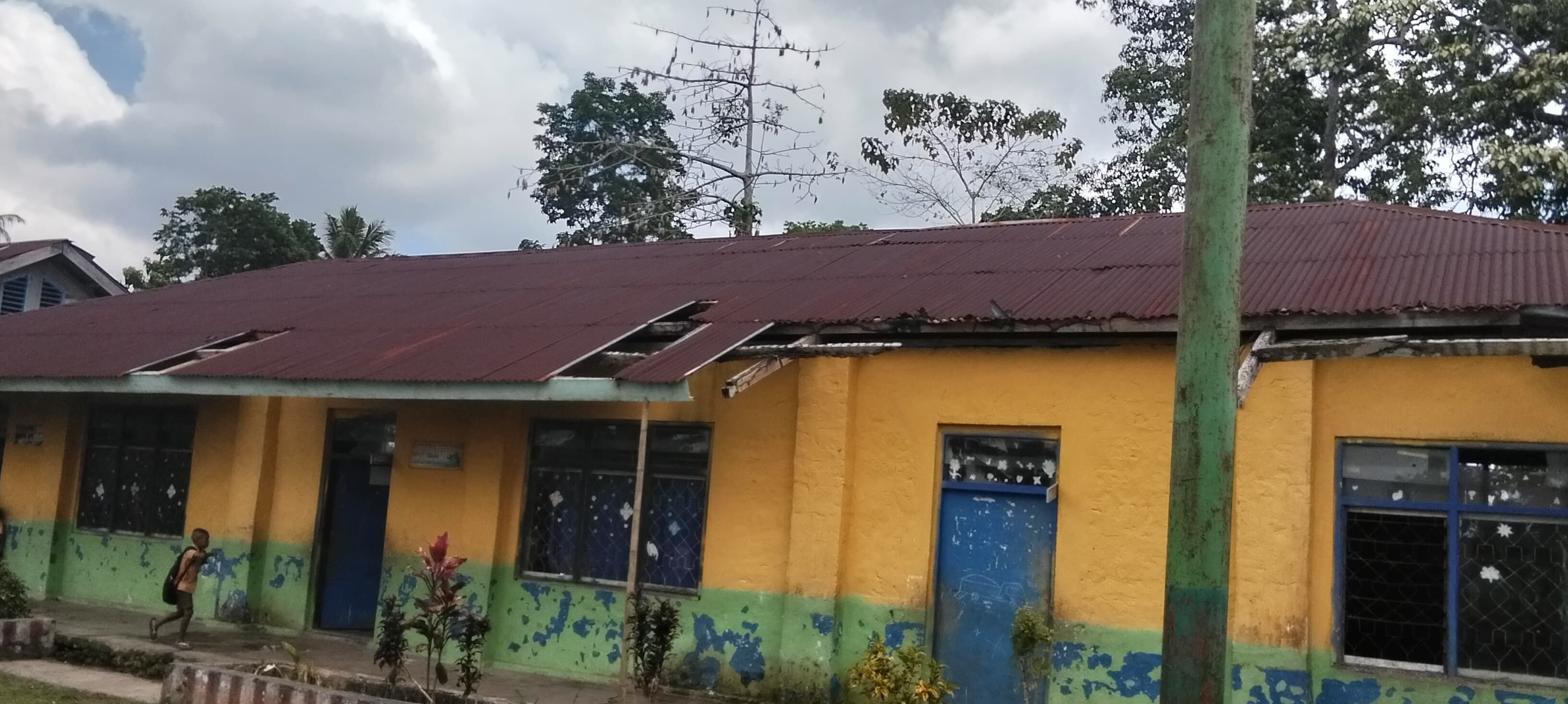JERITAN KEPALA SEKOLAH: Ibu Florida Bulu Minta Pemerintah SBD Segera Perbaiki SDN Potto Katillu yang Rusak Puluhan Tahun