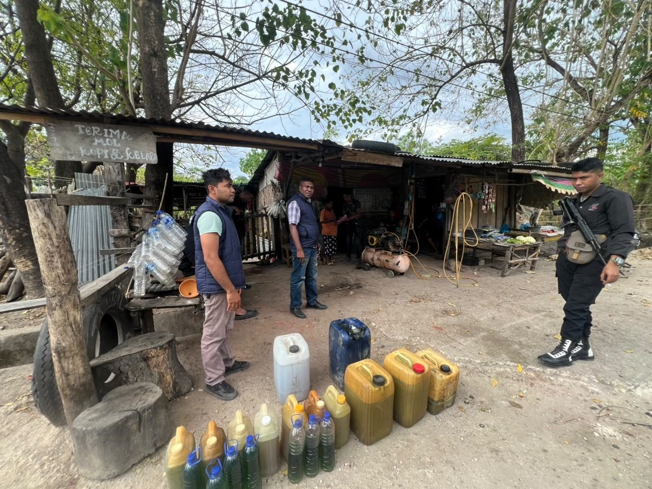 POLRES SUMBA BARAT DAYA SITA 780 LITER BBM BERSUBSIDI, BELASAN PENGECER DITERTIBKAN