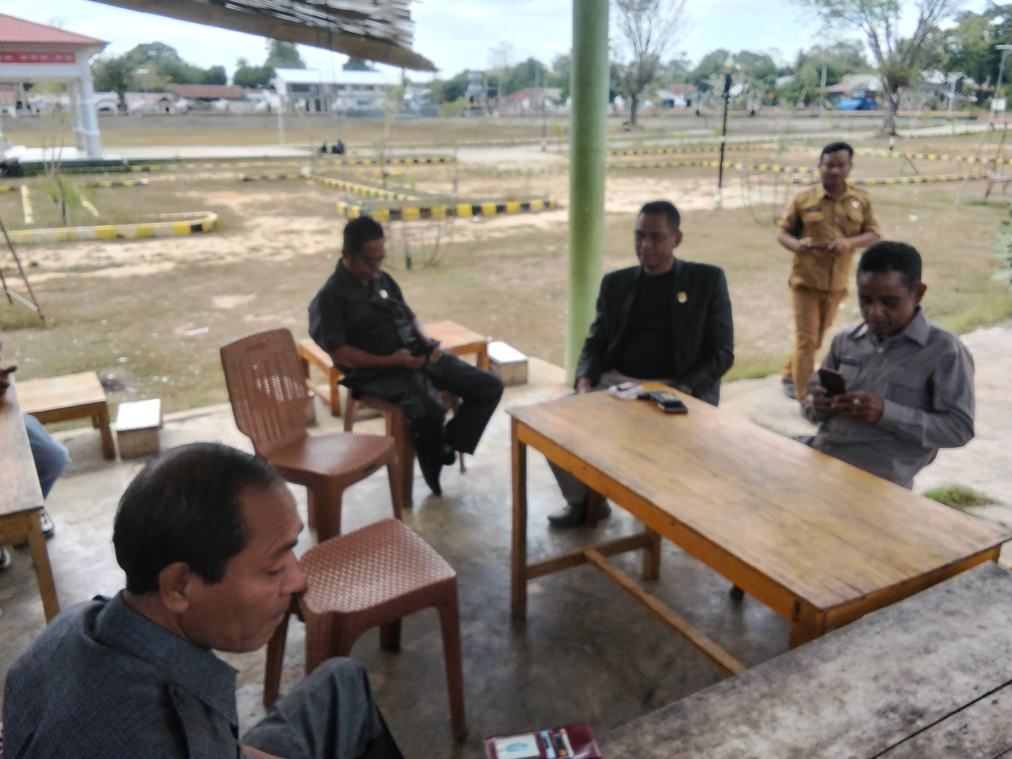 Komisi II DPRD SBD Sidak Alun-Alun Kota Tambolaka, Soroti Infrastruktur APBD 2025 yang Diduga Bermasalah