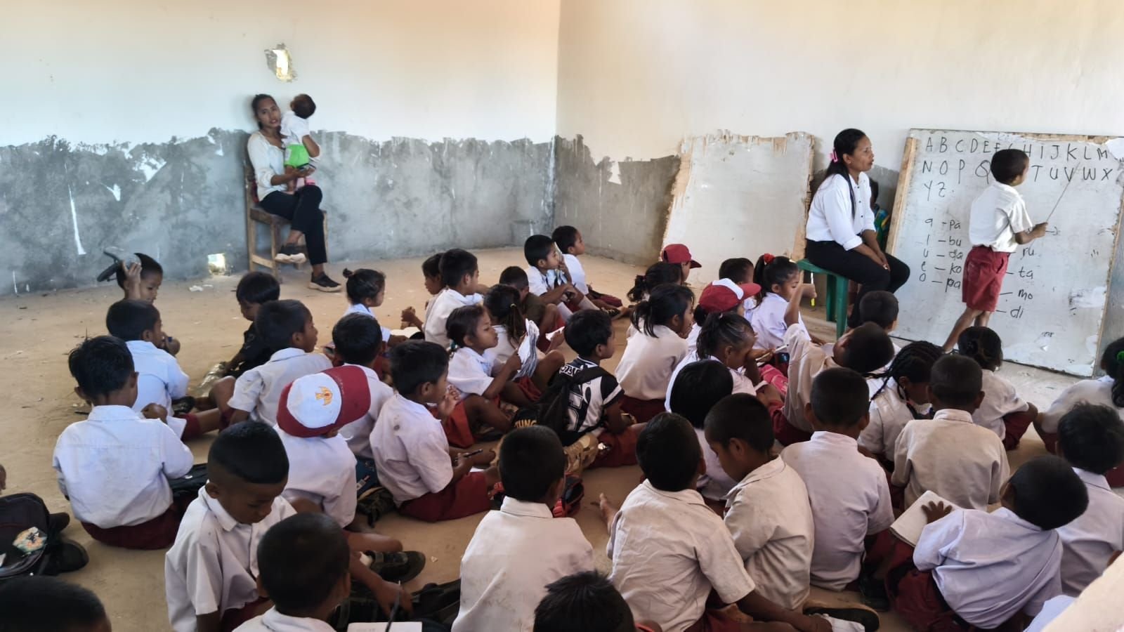 Miris! Siswa SD-TK Bondo Delo Belajar Duduk di Lantai, Kepala Sekolah Mohon Bantuan Meubeler