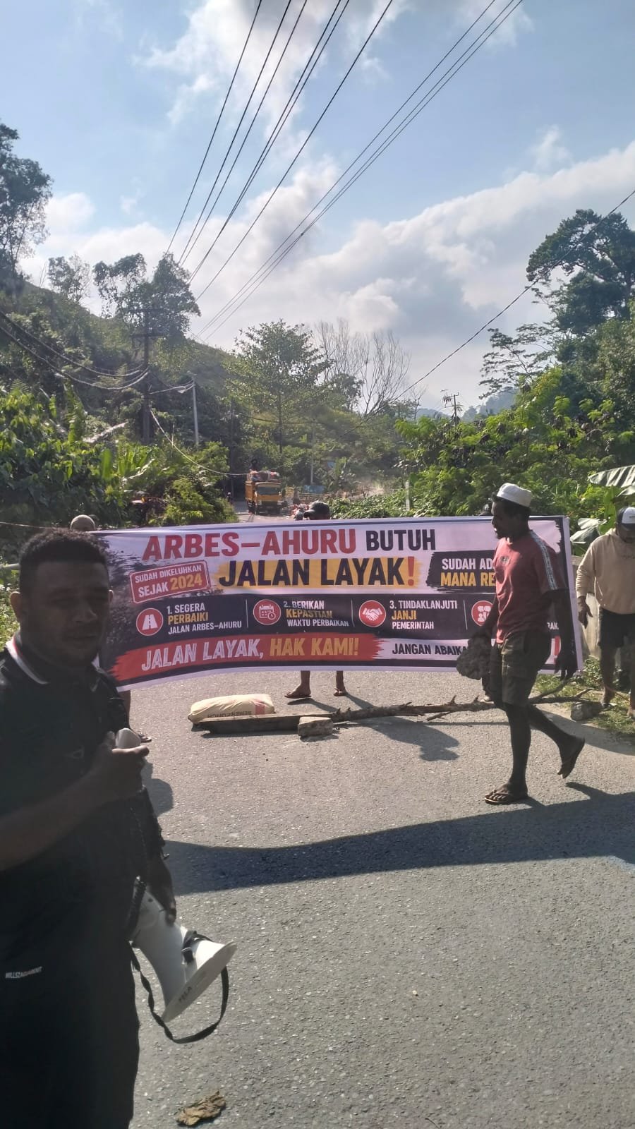 Warga Blokade Jalan Arbes–Ahuru, Janji Perbaikan Sejak 2024 Belum Terealisasi