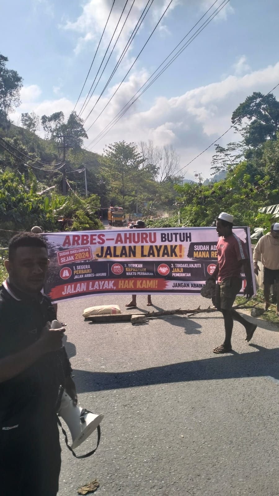 Warga Blokade Jalan Arbes–Ahuru, Janji Perbaikan Sejak 2024 Belum Terealisasi