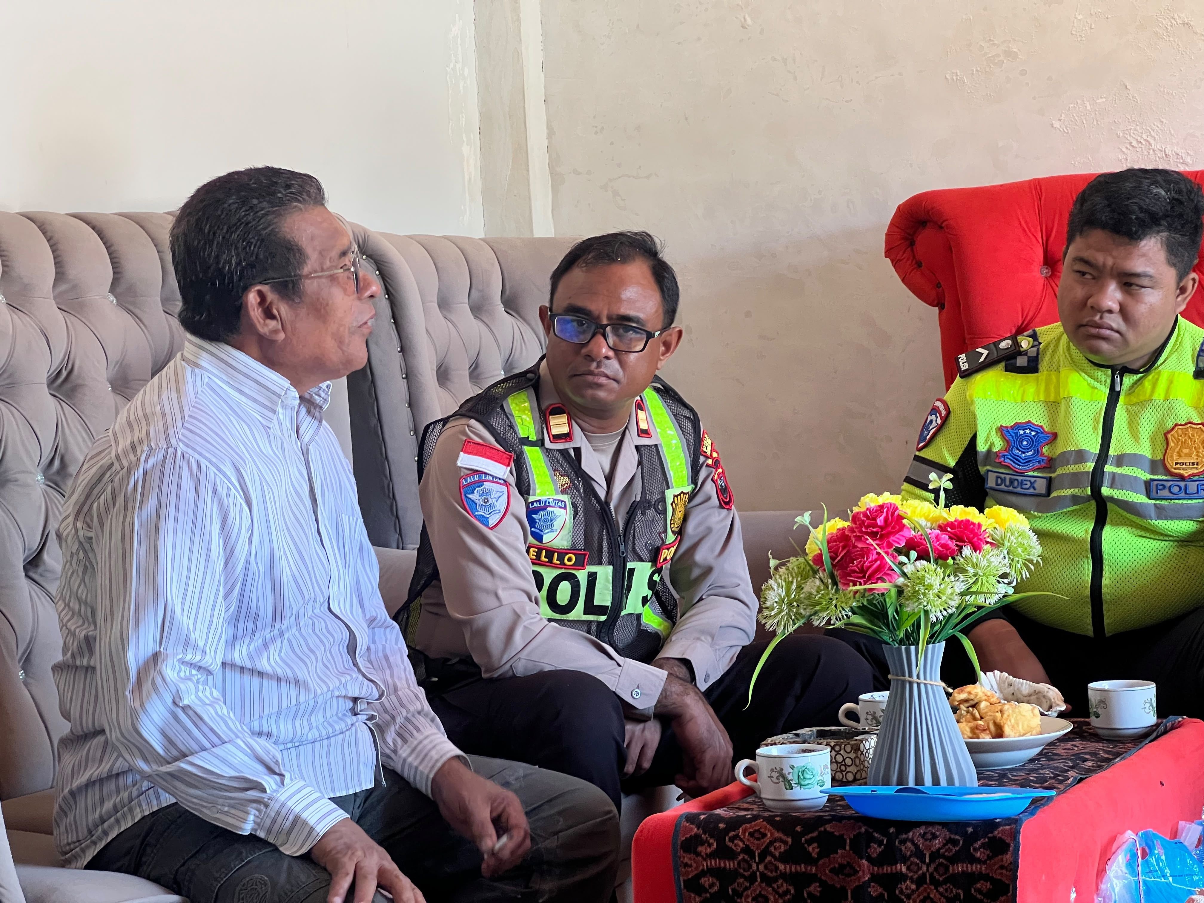 HUT Polantas ke-71, Satlantas Polres SBD Anjangsana ke Mantan Kasat Lantas Pertama